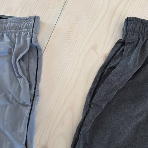 2 pairs Men's Loose-Fit Gym Shorts - Black and Gray - Picture 8 of 8